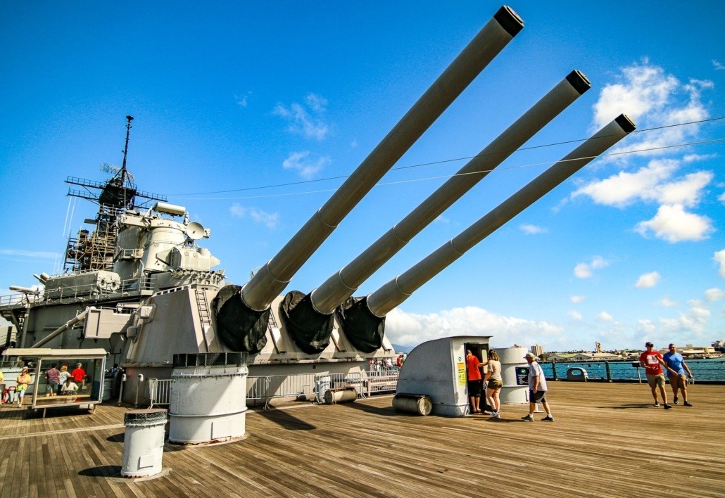 USS-Missouri-Deck-Guns-and-Visitors-Pearl-Harbor-Oahu-1030x708